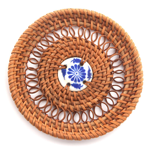 Artisan-Crafted Rattan Coaster with Blue-and-White Floral Porcelain Center - 10cm Diameter, 2.5cm Ceramic Inlay